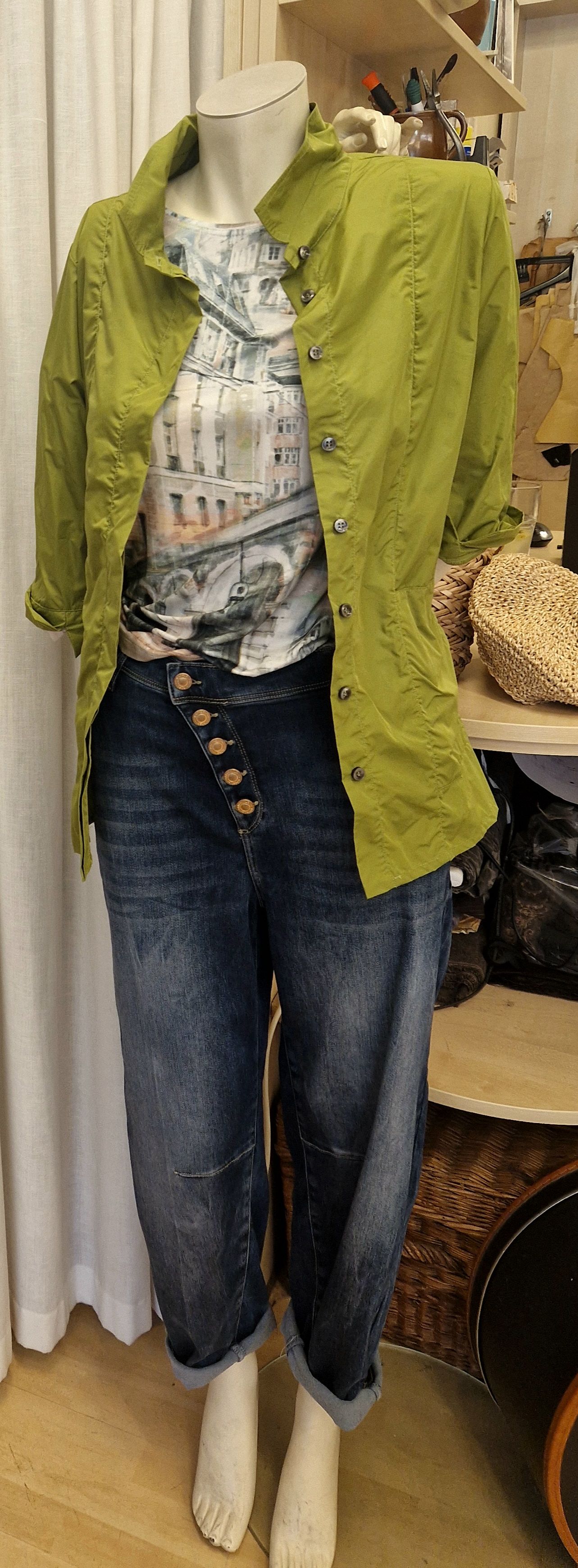 Grüne Bluse, bedrucktes Oberteil und Jeans