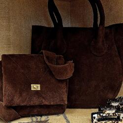 Braune Taschen und Haarspangen auf einem Regal