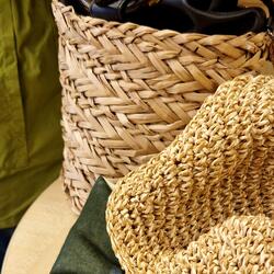 Geflochtene Tasche mit schwarzer Tasche und Hut