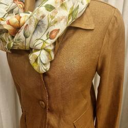 Schneiderpuppe mit brauner Jacke und floralem Schal