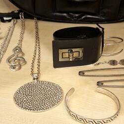 Schmuckstücke und Armbänder auf einer Holzfläche