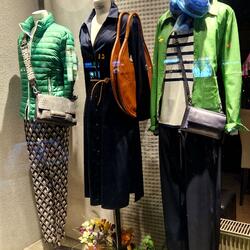 Schaufenster mit drei Outfits