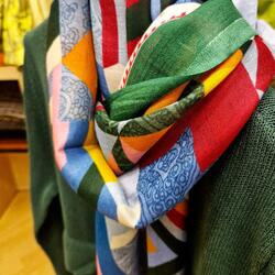 Bunter Schal mit geometrischem Muster an Kleidung