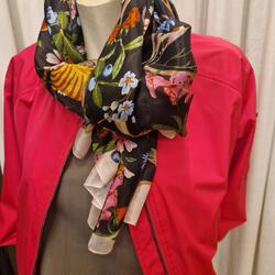 rote Jacke und schwarzer Schal mit buntem Blumenmuster