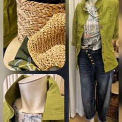 Collage mit grüner Jacke, bedrucktem Oberteil, Jeans, Strohhut und Flechttasche