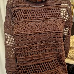 Schneiderpuppe mit braunem Lochstrickpullover und braunem Tuch