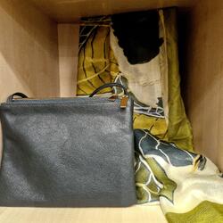 Handtasche mit einem Schal