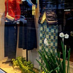 Schaufenster mit drei Outfits